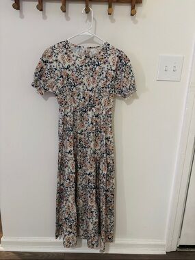 Floral Short-Sleeve Midi Dress in Cream and Peach